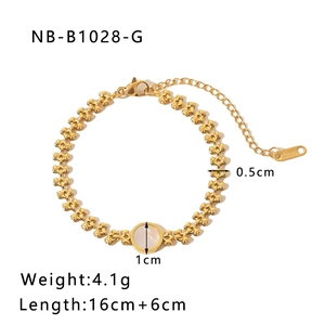 Dettaglio del bracciale in acciaio inossidabile placcato oro 18k con maglie a cuore e misure