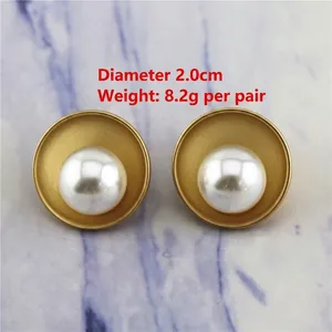 Détail de boucles d'oreilles vintage en or mat avec perles, diamètre 2,0 cm et poids 8,2 g