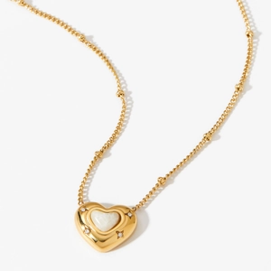 Collana chic in acciaio inossidabile dorato con cuore in pietra bianca e zirconi