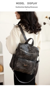 Detailansicht eines großen dunkelgrauen Vintage-Rucksacks getragen von einem Modell