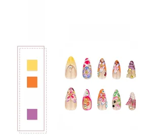 Détail de faux ongles 3D à fleurs tropicales avec papillons et perles décoratives