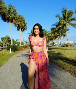 Détail du haut bikini à volants et jupe paréo fleurie avec fente haute tropicale