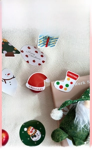 Vue détaillée du set d'autocollants de Noël avec bonhomme de neige et renne festif