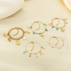 Bracelets dorés thème océan avec pendentifs marins et détails en nacre pour femmes
