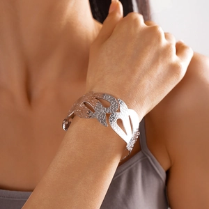 Dettaglio del bracciale rigido argento traforato con trama a scaglie in rilievo