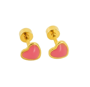 Gros plan détaillé de boucles d'oreilles cœur en émail rose avec clous plaqués or
