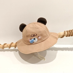 Détail du chapeau bébé beige avec oreilles d'ours en peluche, nez 3D et mentonnière réglable