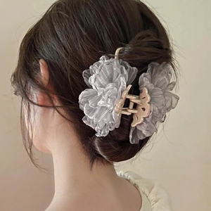 Französische Vintage-Haarklammer mit grau-blauer Organza-Blume und Perlen für elegante Frisuren