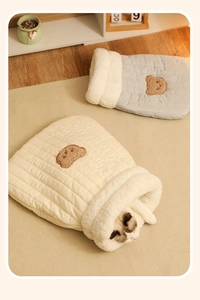Detalle de saco de dormir cálido para gatos con forro de felpa y decorado de oso