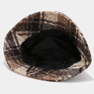 Dettaglio cappello alla pescatora in pile teddy con fodera interna e nastro regolabile
