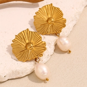 Orecchini a fiore in acciaio inossidabile placcato oro 18K con perle d'acqua dolce