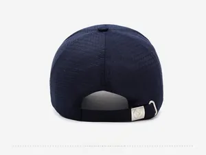 Détail de la boucle métallique réglable et de la texture en maille respirante de la casquette