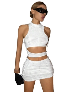 Set bianco due pezzi con crop top allacciato al collo e gonna arricciata trendy