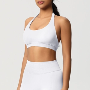 Détail du legging de yoga sans couture blanc et du soutien-gorge de sport dos nu
