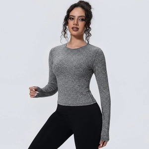 Détail d'un haut de yoga gris chiné à manches longues, coupe ajustée et tissu respirant