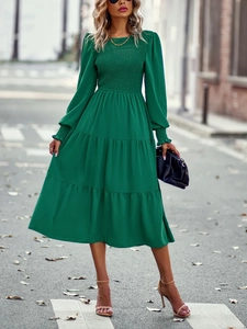 Détail de robe midi verte à volants avec buste smocké et poignets à froufrous