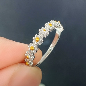 Süßer Gänseblümchen-Ring mit silbernen Blütenblättern und goldenem Kern im Banddesign