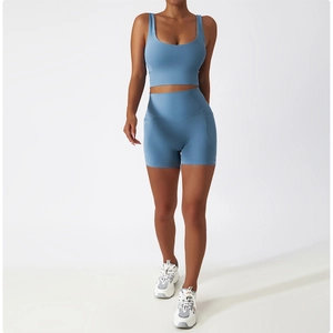 Détail de l'ensemble de yoga gris-bleu avec soutien-gorge de sport et short de compression
