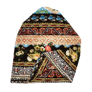 Détail du bonnet léger avec mélange d'imprimés floraux, ethniques et léopard