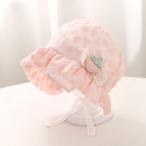 Détail d'un chapeau de soleil en dentelle rose pour bébé avec fraise et bords festonnés