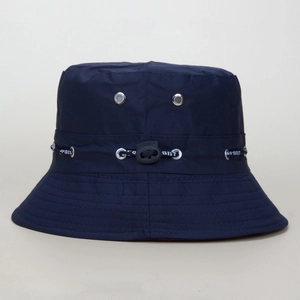 Détail d'un bob bleu marine avec œillets d'aération et cordon de serrage sport ajustable