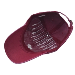 Vue détaillée de l'intérieur d'une casquette en coton bordeaux avec boucle de réglage en métal