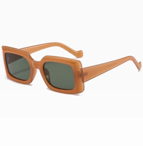 Détail des lunettes de soleil rectangulaires marron ambre avec branches larges