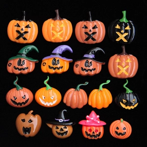 Dettaglio di ciondoli in resina a forma di zucca con cappelli da strega per fai da te