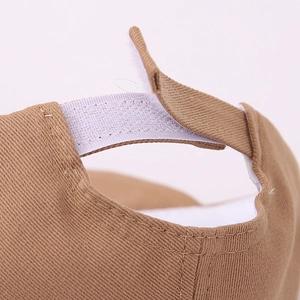 Gros plan de la sangle auto-agrippante d'une casquette de baseball bébé en coton kaki