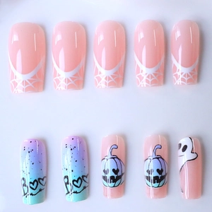 Faux ongles d'Halloween avec motifs de toile d'araignée et citrouille peints à la main