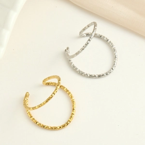 Detailansicht der strukturierten Gold- und Silberringe mit Hammerschlag-Finish