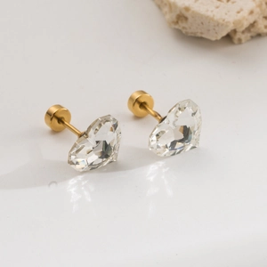 Boucles d'oreilles cœur en acier titane et zircon avec finition dorée et cristaux