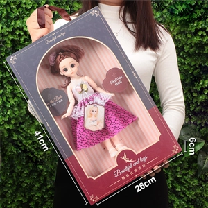 Detailed gift box dimensions 41x26x6cm showing fashion doll in purple floral dress