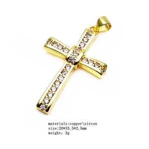 Détail d'un pendentif croix en cuivre plaqué or 14K avec zircone et dimensions précises