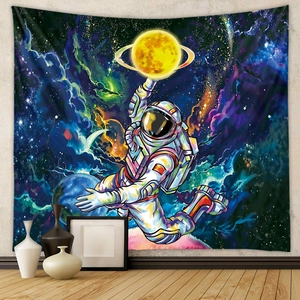 Künstlerischer Wandteppich zeigt Astronauten beim Dunking vor buntem Nebelhintergrund