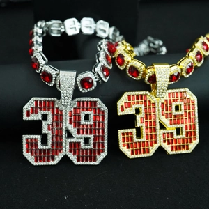 Gros plan de colliers chaîne cubaine hip-hop avec pendentif numéro 39 en or et argent