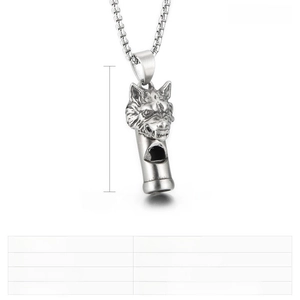 Détail du pendentif sifflet tête de loup en acier inoxydable mat avec chaîne tissée