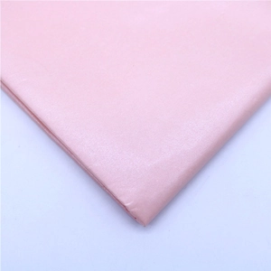 Texture dettagliata della carta velina rosa per mazzi di fiori e confezioni floreali