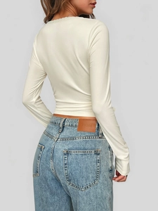 Rückansicht eines schicken weißen Langarm-Tops mit Spitzenkragen und blauer Jeanshose