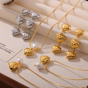 Parure de bijoux cœur doré avec boucles d'oreilles texturées et collier de perles