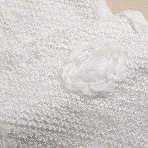 Gros plan sur la dentelle blanche avec décoration florale 3D sur une robe d'été