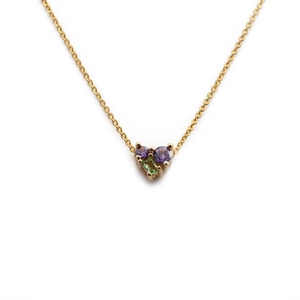 Collier cœur doré minimaliste avec cristaux de zircon violets et verts sur fond blanc