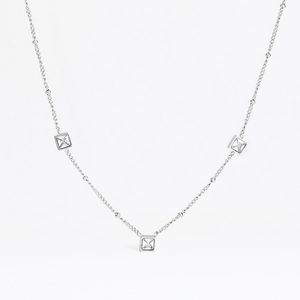 Vue détaillée du collier en acier inoxydable argenté avec trois pierres de zircon carrées