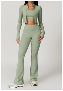 Vue détaillée d'un ensemble de yoga vert sauge avec veste zippée, brassière et pantalon