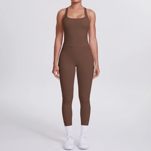 Ensemble de yoga deux pièces marron foncé avec débardeur dos nageur et legging taille haute