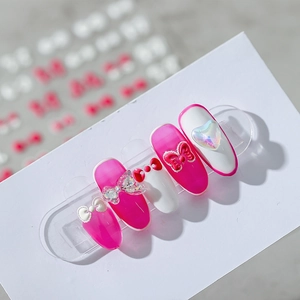 Kit nail art con fiocchi 3D e perle in magenta e bianco con ciondoli a cuore su unghie finte