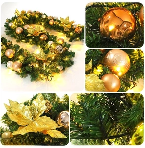 Détail de guirlande de Noël avec boules dorées, fleurs et lumières LED chaleureuses