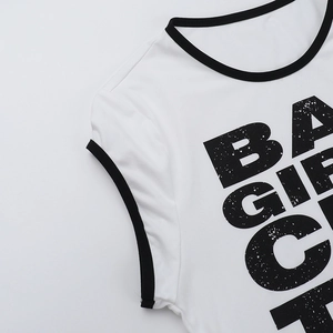 Detail eines weißen T-Shirts mit schwarzem Kontrastsaum und Baby Girl Club Aufdruck