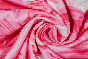 Detailansicht des weichen, rosa-tropischen Blumenmusters mit feiner Strickstruktur