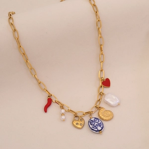 Collier doré avec piments rouges, perles d'imitation, cœurs et pendentifs coquillages